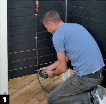 Sett fast hageslangen med kabelbøyler. Ute dusj: Sett fast hageslangen med kabelbøyler.